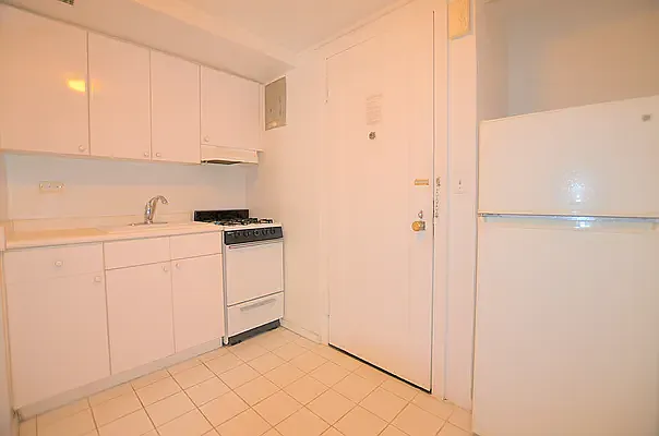 Rented by Manhattan Realty Group | media 17