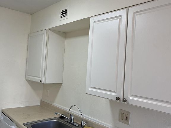 3rd image of 4625 Bayshore Dr #D6-1