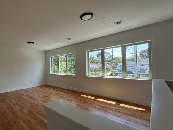 39 Crowell Ave #2