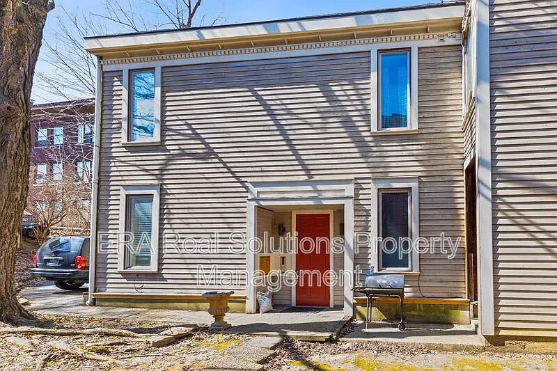 2 bed, 1.0 bath, $1,350 — Photo 2