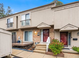 1476 Oakbrook E, Rochester, MI 48307