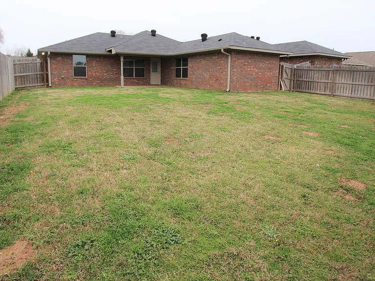 19401 King Ranch Dr — Photo 31