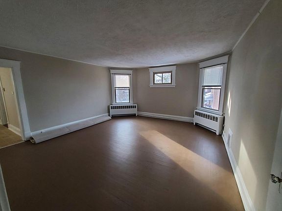 2nd image of 3632 Glenmore Ave #3