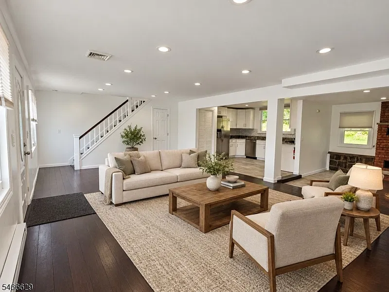4 bed, 1.5 bath, $3,400 — Photo 2