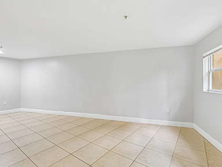 The Oaks Condominium — Photo 30