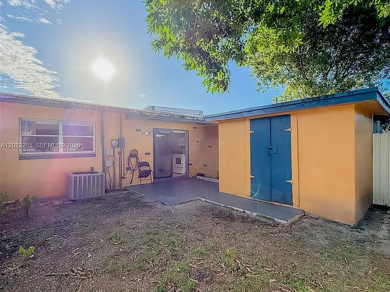3721 SW 54th Ave — Photo 17