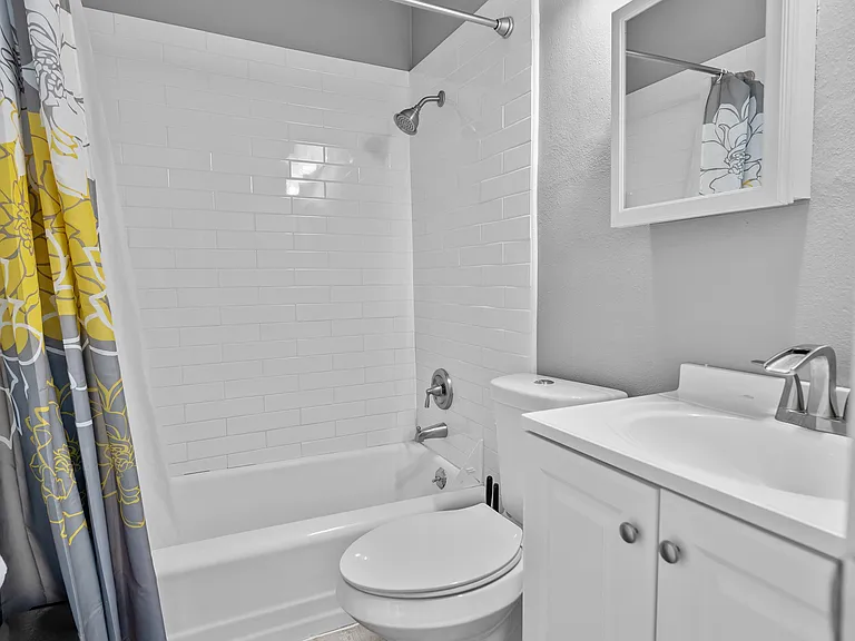 610 Clark St — Photo 7