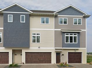 2216 Rolling Green Trl, North Mankato, MN 56003