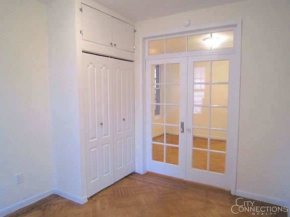 5th image of 125 Washington Pl APT 3A