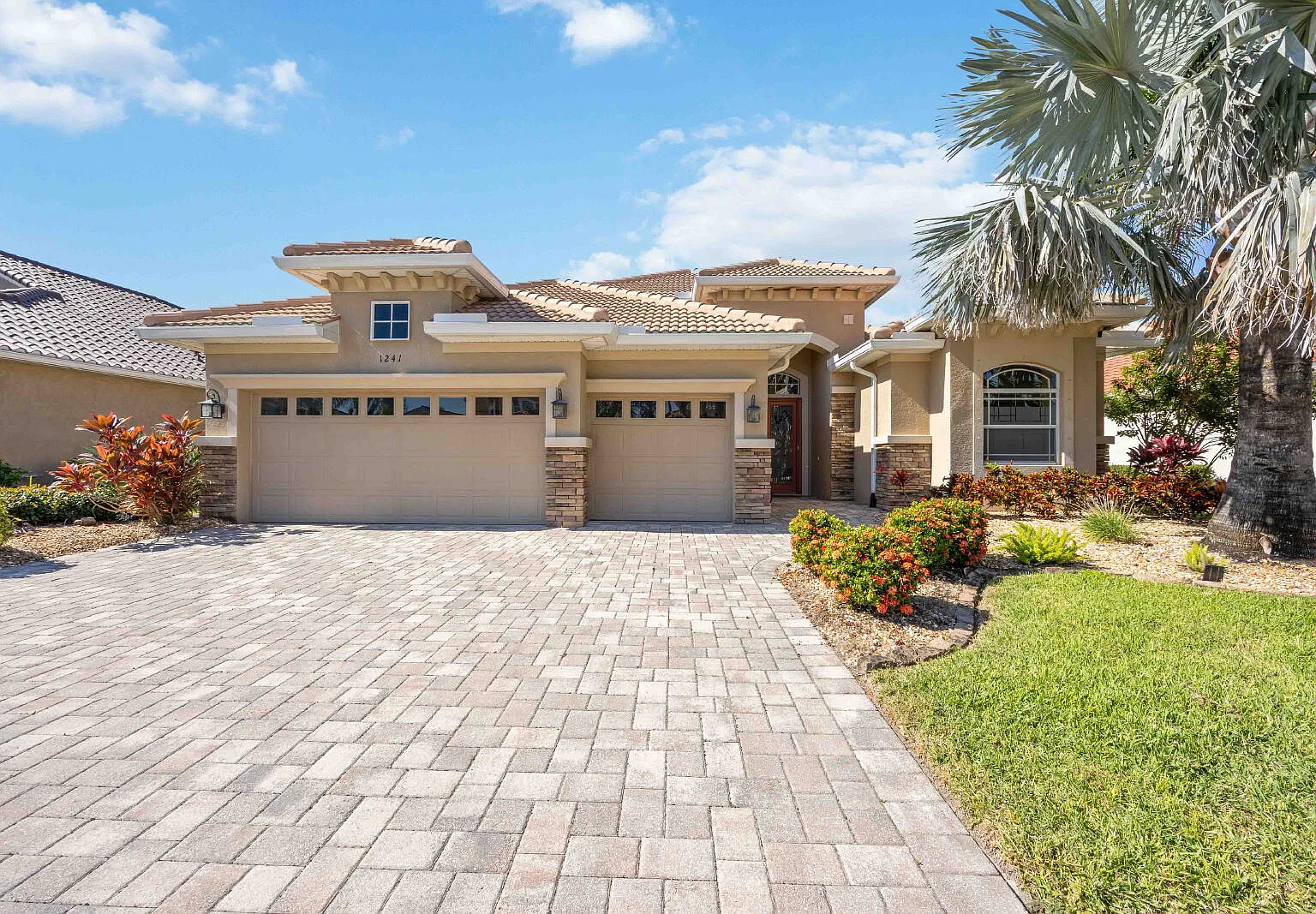 4 bed, 3.0 bath, 2714 sqft, $2,600 — Photo 2