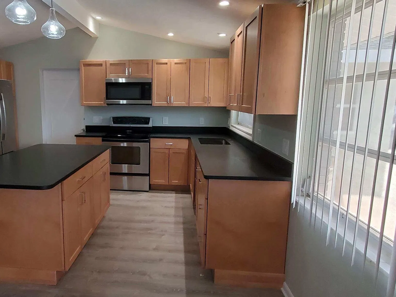 2 bed, 1800 sqft, $1,900 — Photo 3
