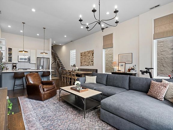 3rd image of 1025 N Hermitage Ave #3