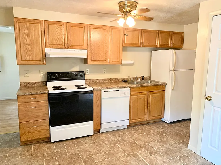 215 W Lorain St — Photo 4
