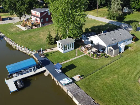 505 Lakeview Ct, Lowell, IN 46356