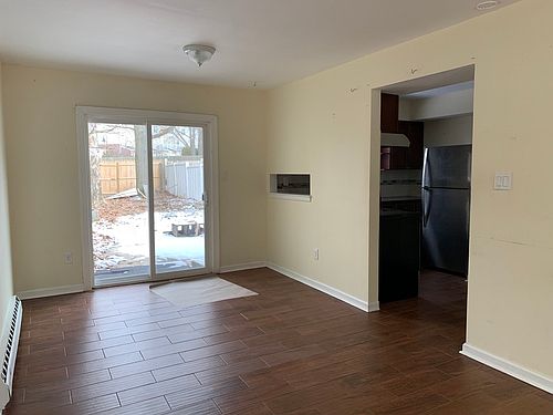 3rd image of 519 W Loch Lomond Dr