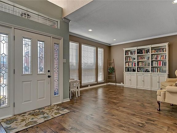 3rd image of 2917 Brookhollow Ln