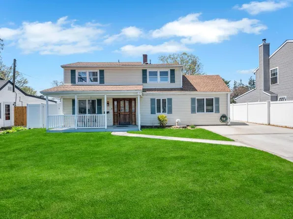 30 Mistletoe Lane, Levittown, NY 11756