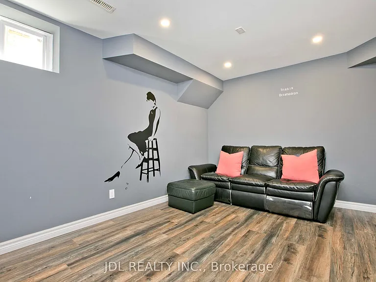 53 Aldershot Cres — Photo 36