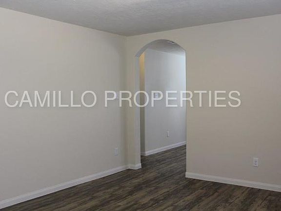 3rd image of 826 Desoto Dr