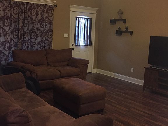 4th image of 211 Bottlebrush Ln