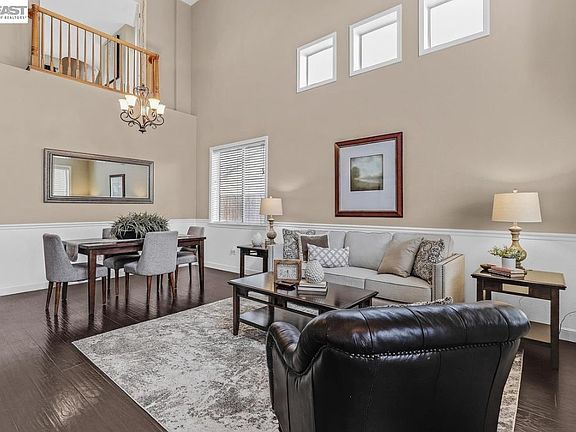 3rd image of 828 Hollowbrook Dr