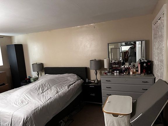 2nd image of 34 Kinross Rd APT 1