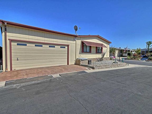 3rd image of 85 Poinsettia Gardens Dr #85