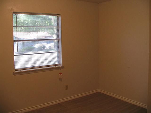 1st image of 730 Holliday Ln