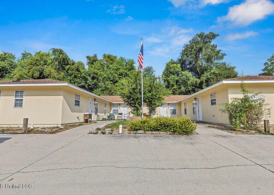1st image of 2906 Pineland Dr