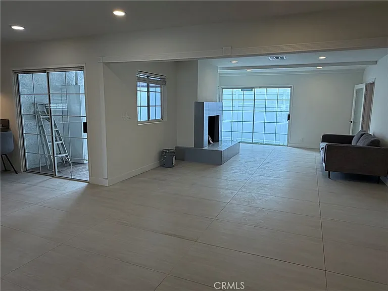19216 Calvert St — Photo 10