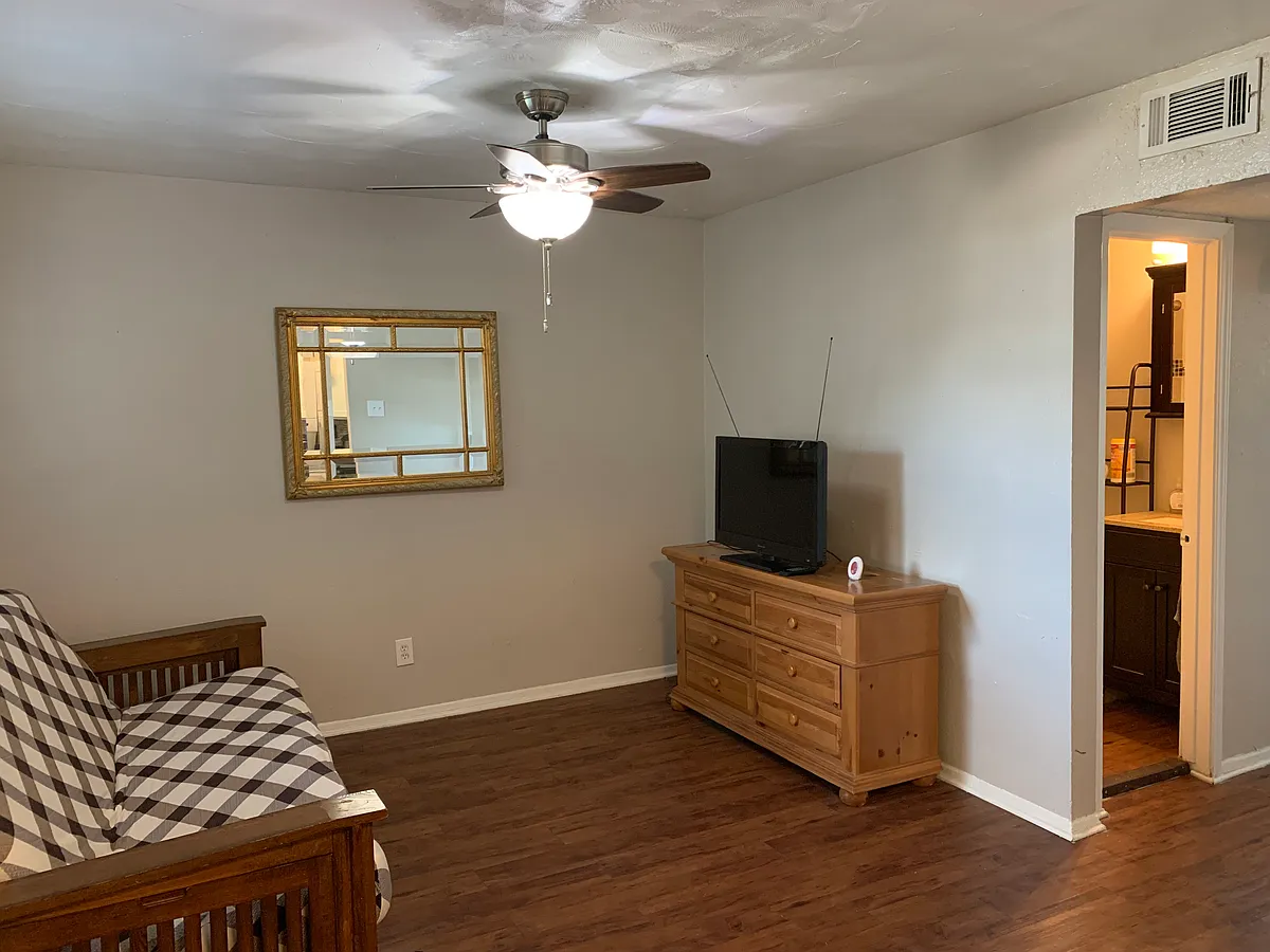 Photo 1 of 6 - 2401 Manor Rd #208 - Austin, TX Primary Photo - 2401 Manor Rd #208