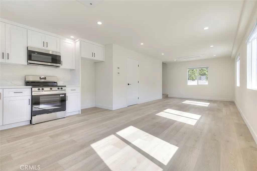 2 bed, 1.5 bath, 1000 sqft, $3,300 — Photo 3