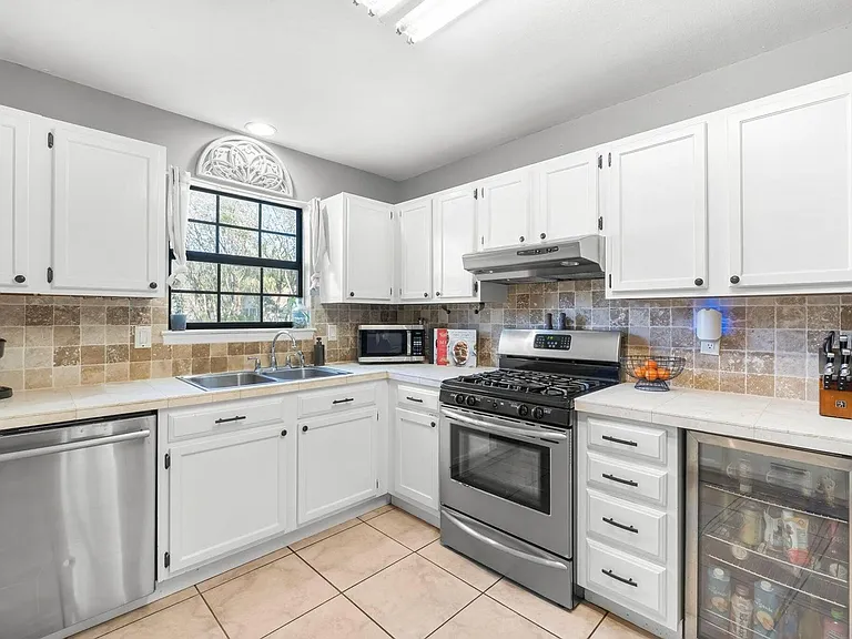 1174 Bay Ct — Photo 5