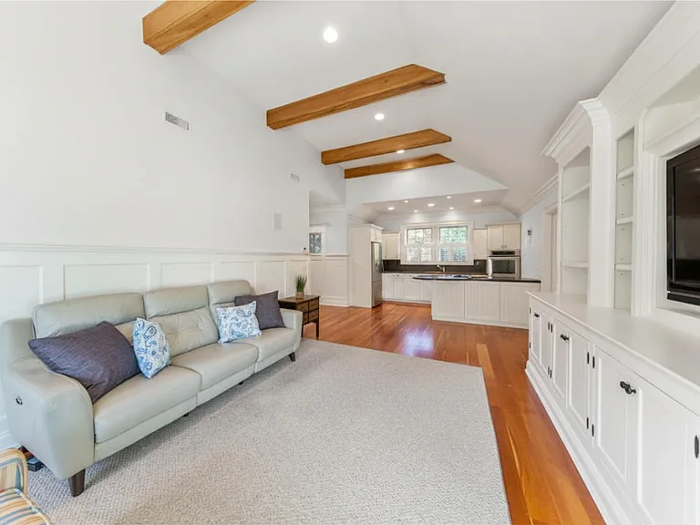 530 Flax Hill Rd — Photo 3