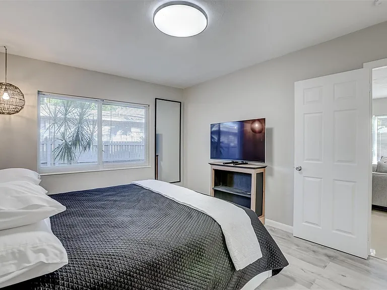 1005 NE 17th Ct — Photo 12