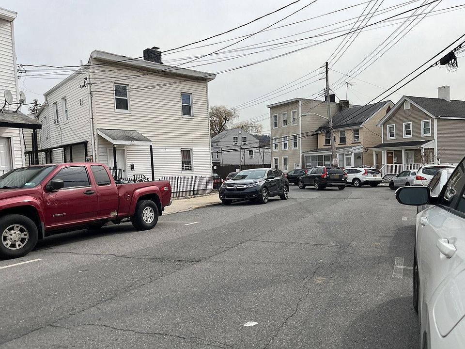 2nd image of 35 Clinton St