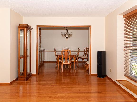 3rd image of 4828 Laketon Ct