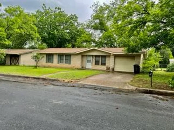 806 N Edison St, Fredericksburg, TX 78624