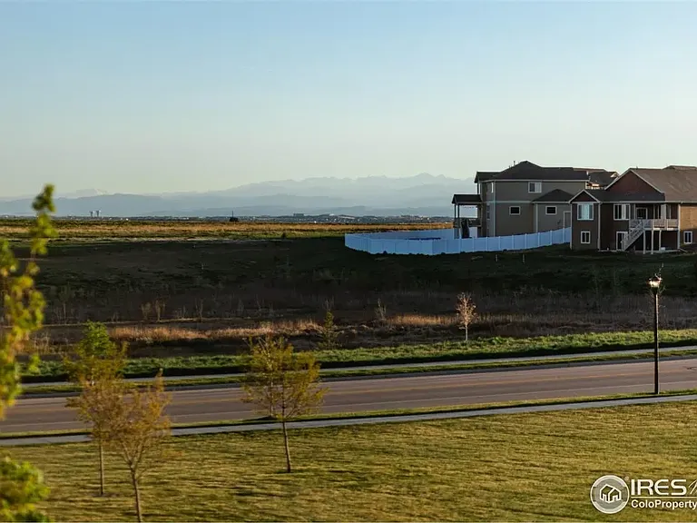 985 Axis Dr — Photo 26