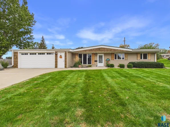2205 W Larkin Dr, Sioux Falls, SD 57105