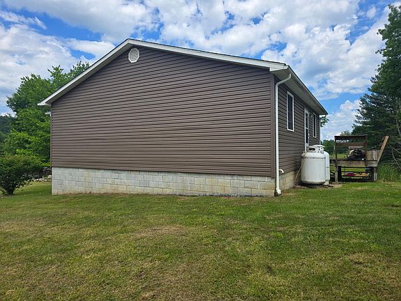4th image of 465 Rock House Rd