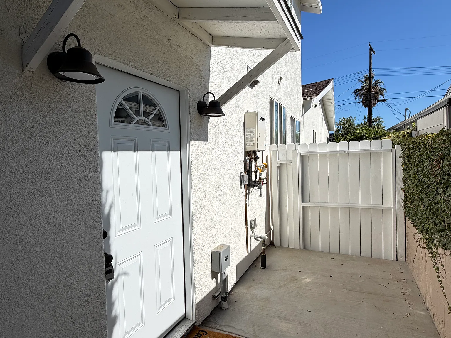 Studio, 420 sqft, $1,950 — Photo 3