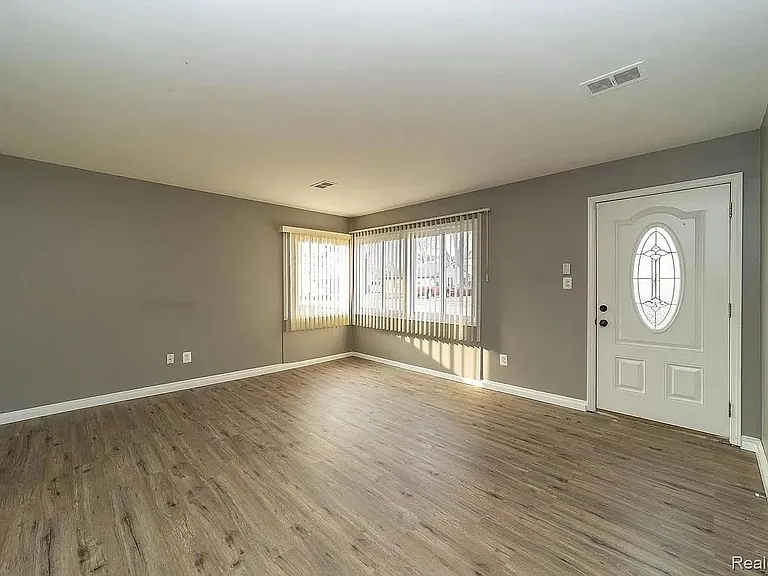 14376 Knox Ave — Photo 4