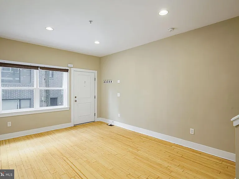 2544 Montrose St — Photo 8
