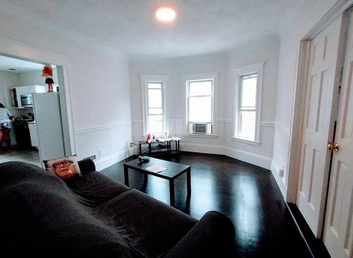 4 bed, 9999 sqft, $5,400 — Photo 2