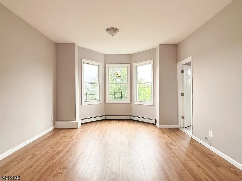 3 bed, 2.0 bath, $2,500 — Photo 4