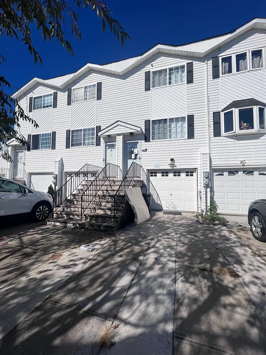 517 Medina St photo 1