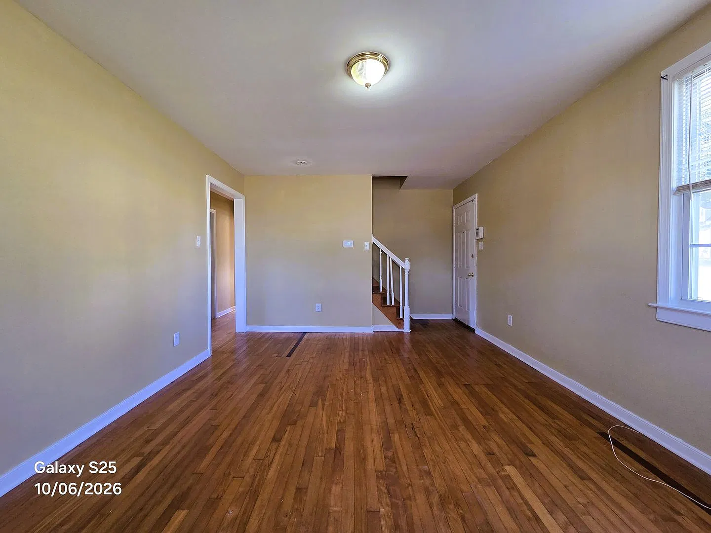 Cape Cod in Southside on large corner lot with private back yard. — Photo 4