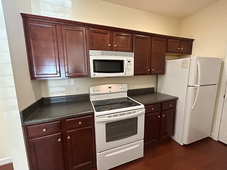 Kendall Square Apartments — Photo 30