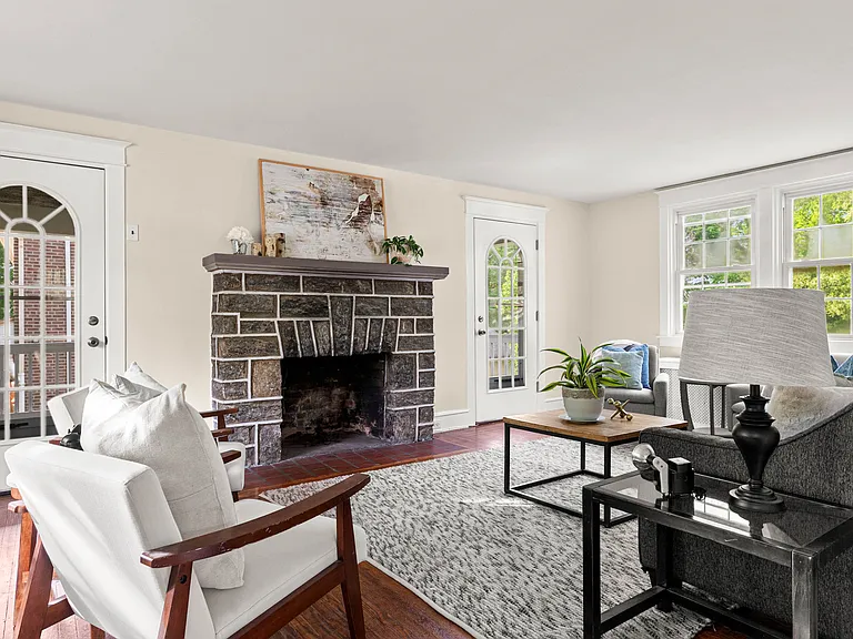 610 Saxer Ave — Photo 9